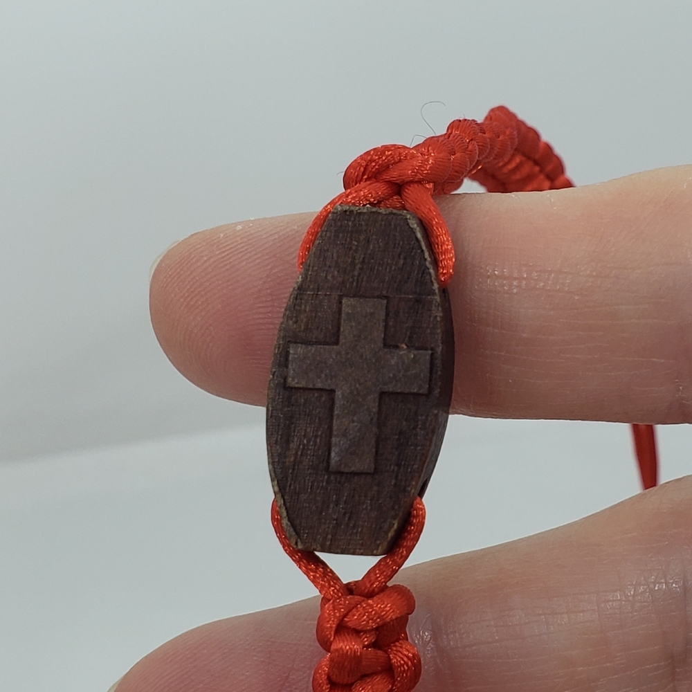 NWOT Cross Design with Adjustable Red String Bracelet - Picture 7 of 7
